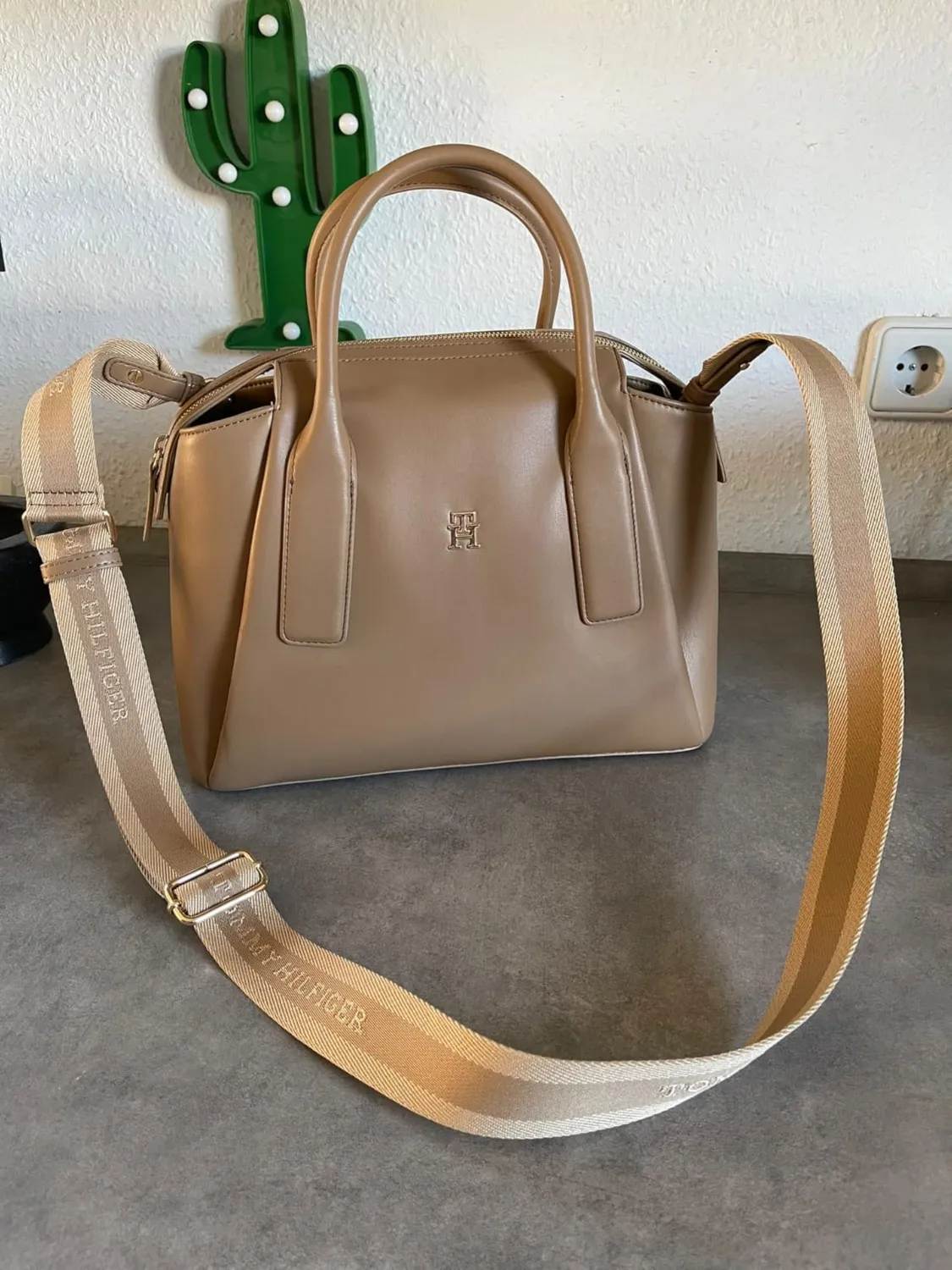 TH Essential AW0AW18532 cartella beige crema