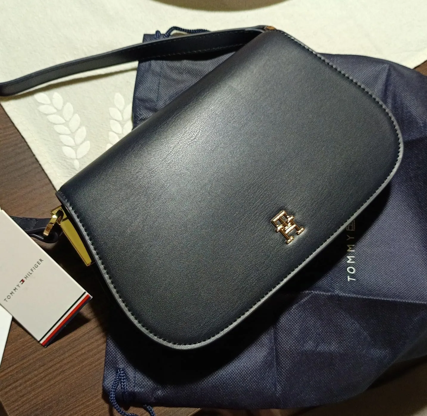Tommy Hilfiger borsa tracolla donna con patta blu