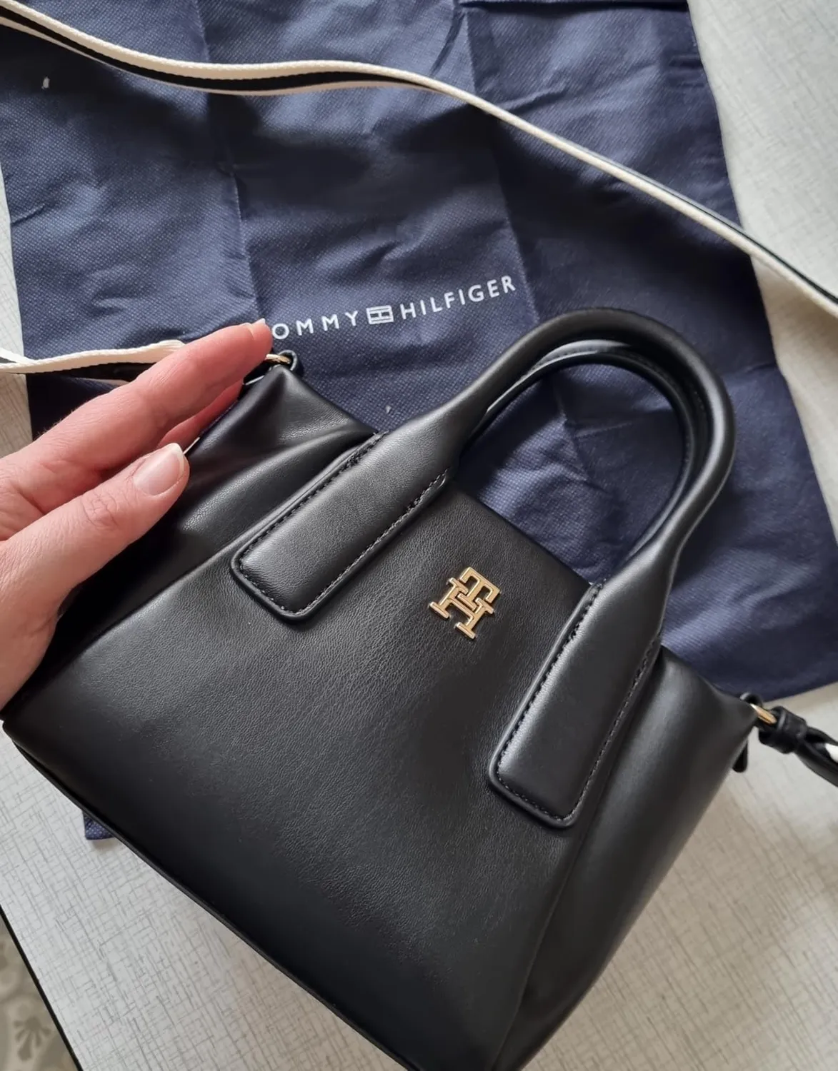 Tommy TH Essential AW0AW18371 Mini Tote Nera Donna
