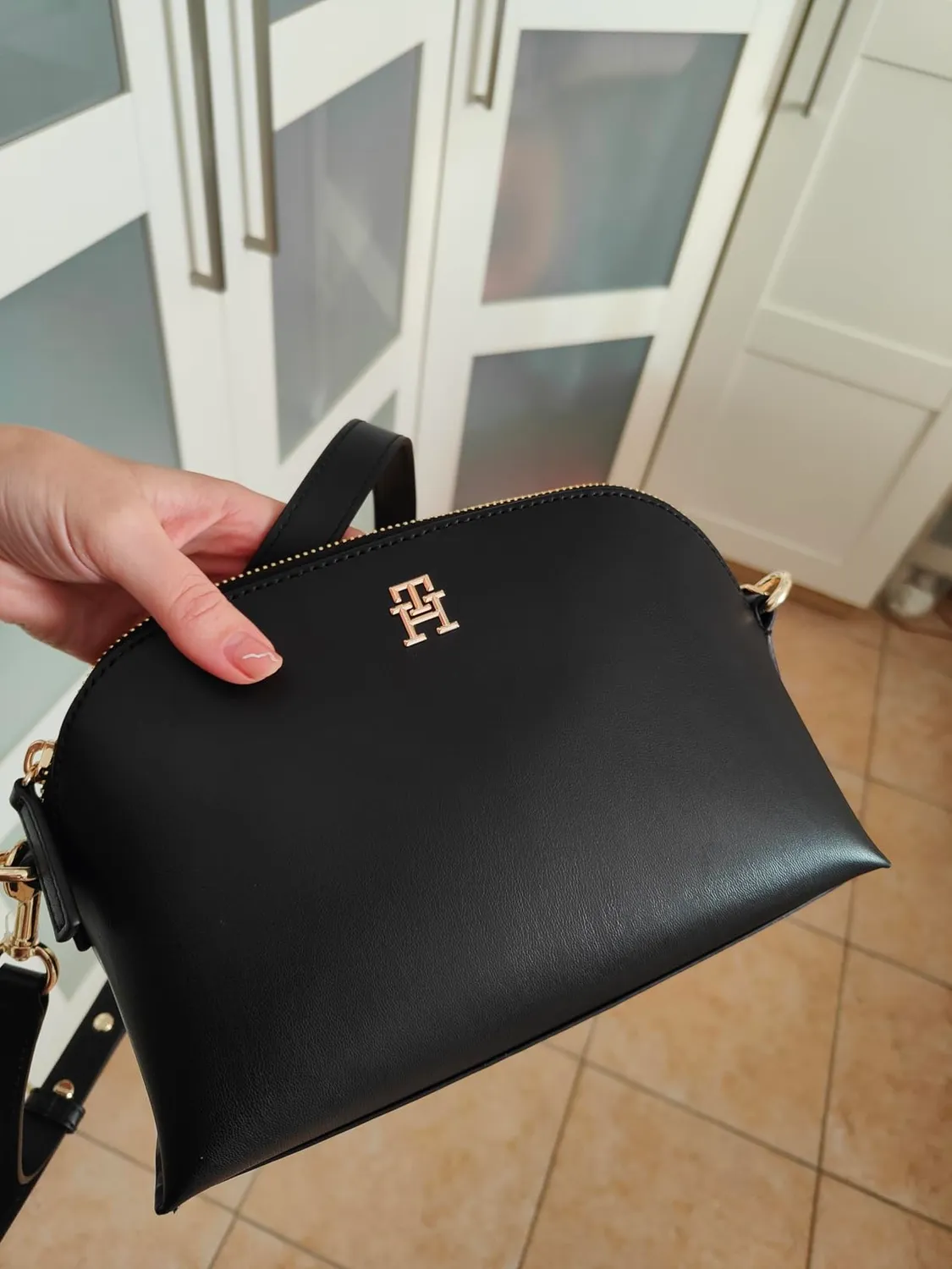 Tommy Hilfiger Modern Crossover tracolla piccola nera
