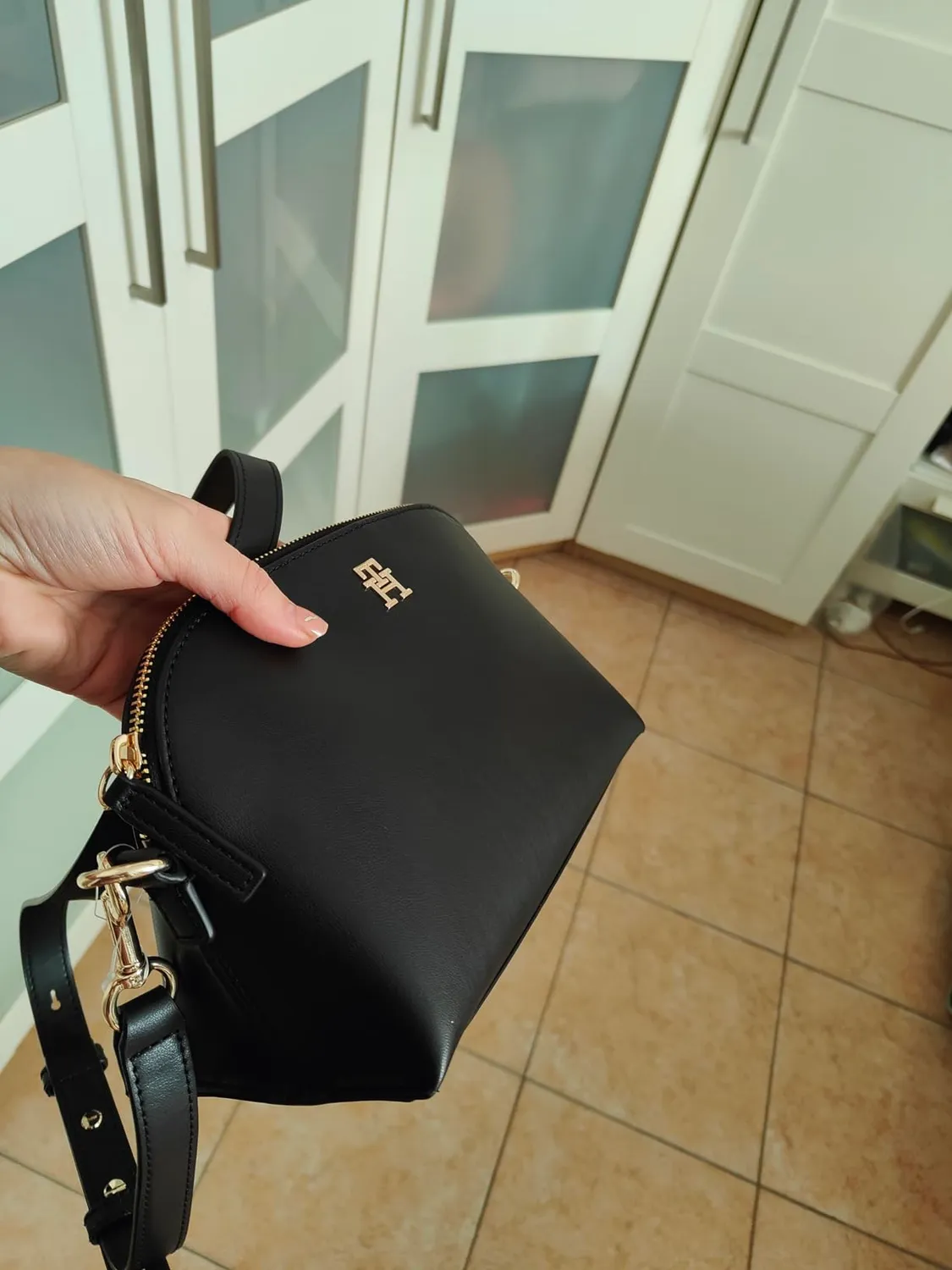 Tommy Hilfiger Modern Crossover tracolla piccola nera