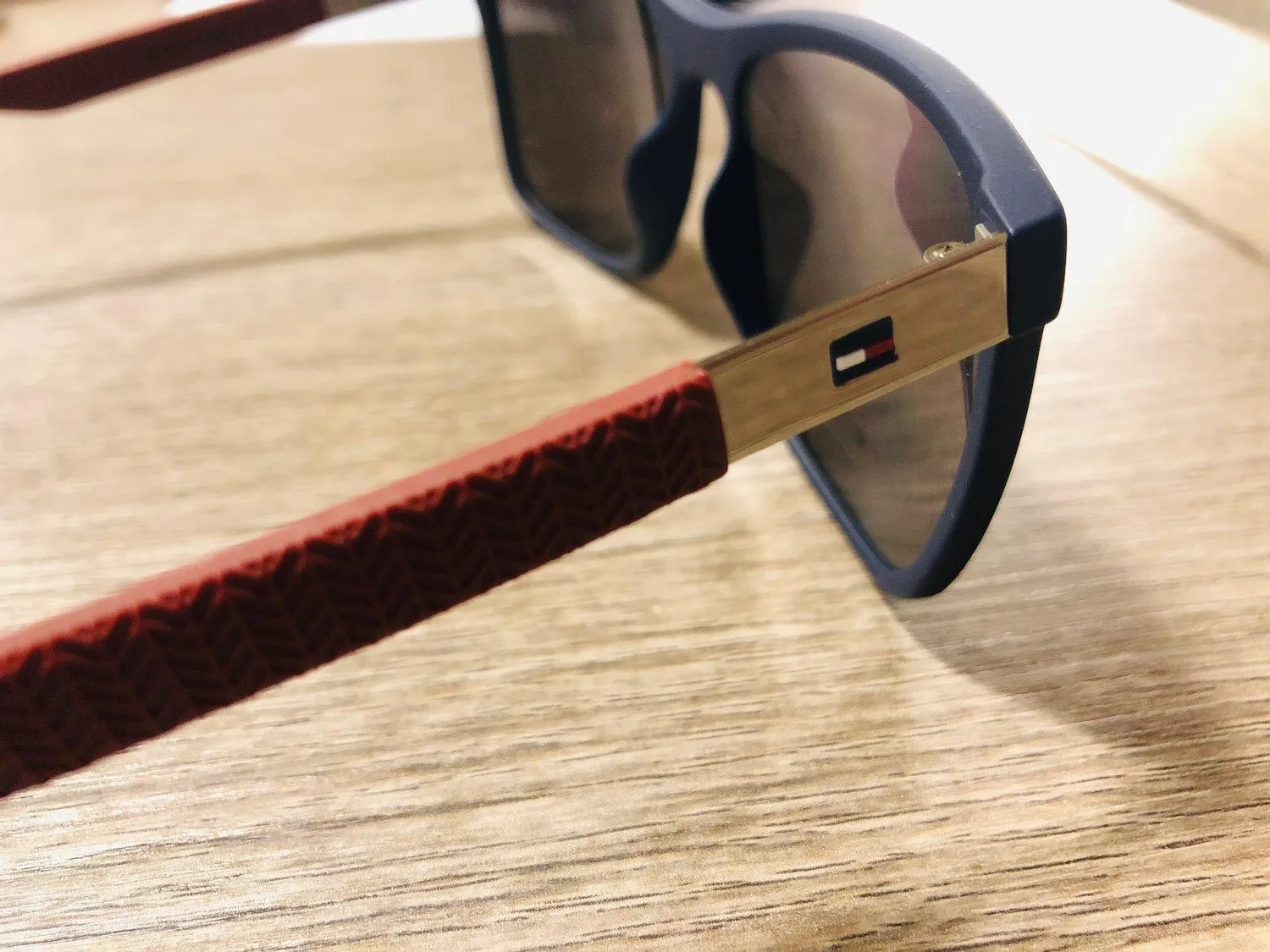 Tommy Hilfiger occhiali da sole uomo sporty scuro