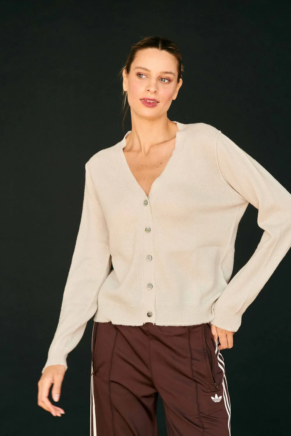 Jumper 1234 Distressed Vee cardigan cashmere stone beige