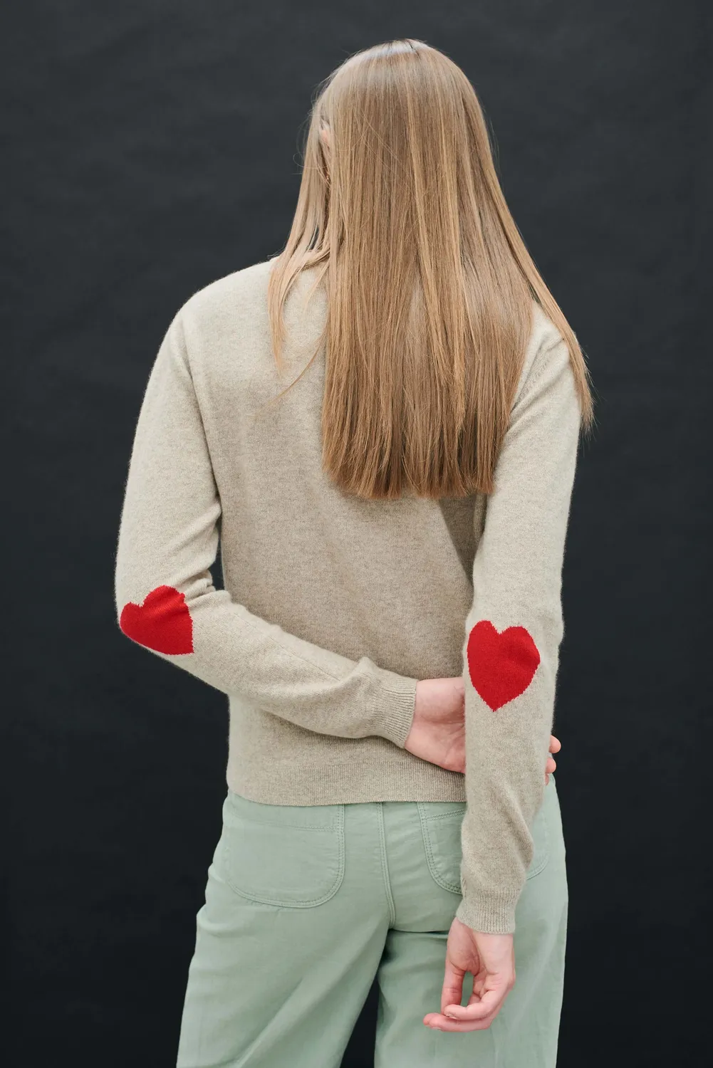 Jumper 1234 Heart Patch Crew maglione cashmere beige cuori rossi