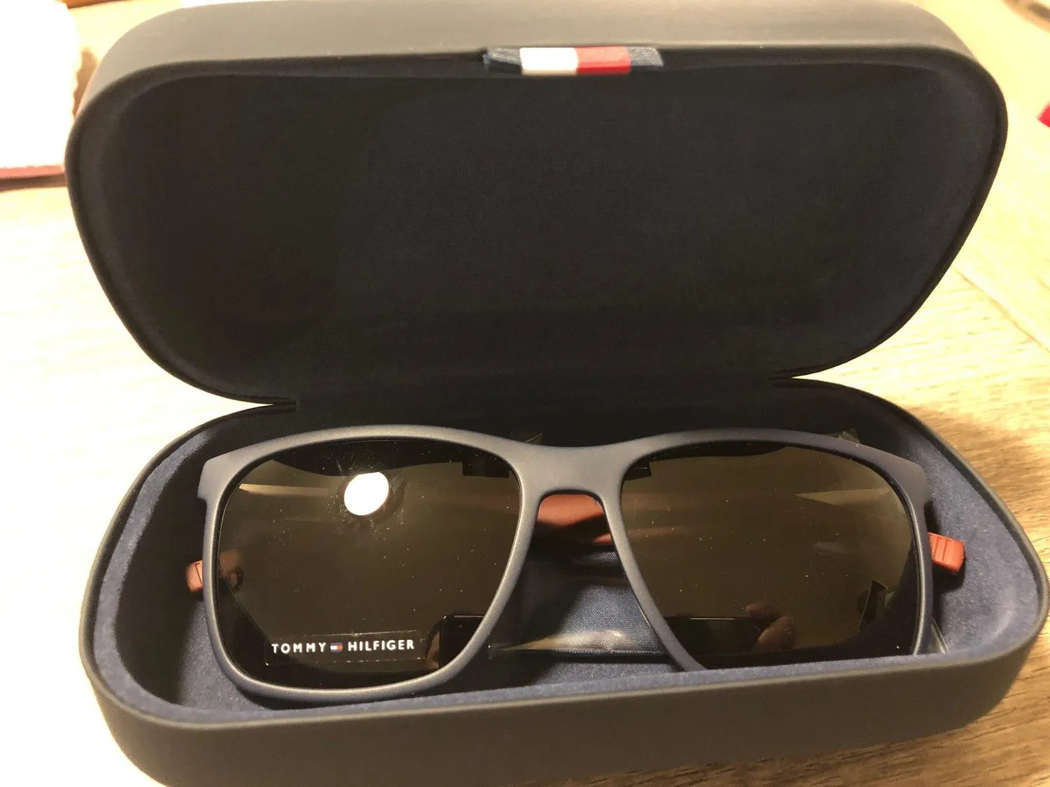 Tommy Hilfiger occhiali da sole uomo sporty scuro