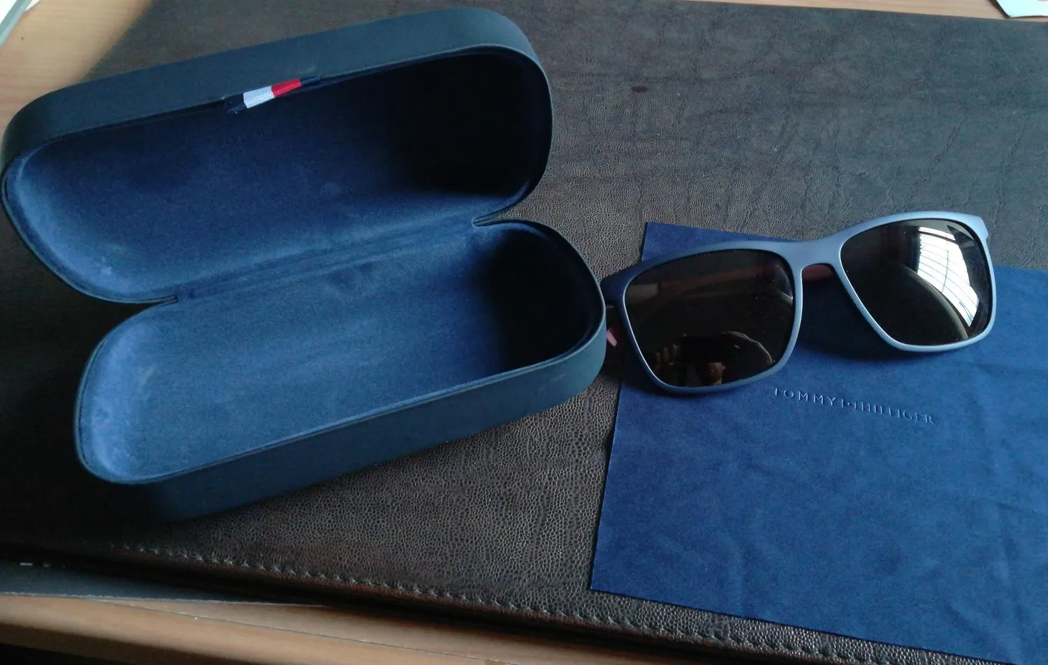 Tommy Hilfiger occhiali da sole uomo sporty scuro