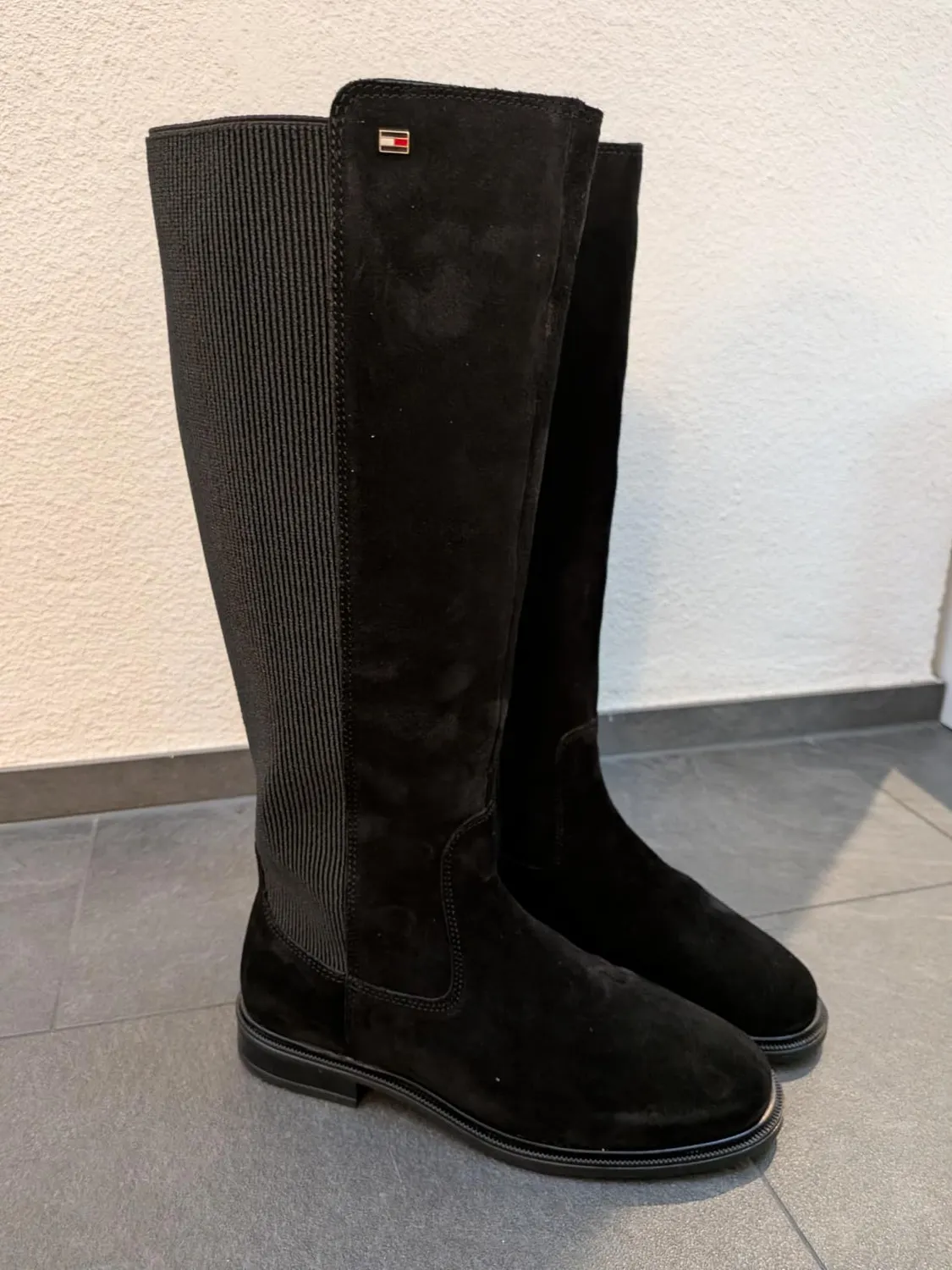 Tommy Hilfiger Enamel Flag Suede FW0FW09574 stivali Chelsea donna nero