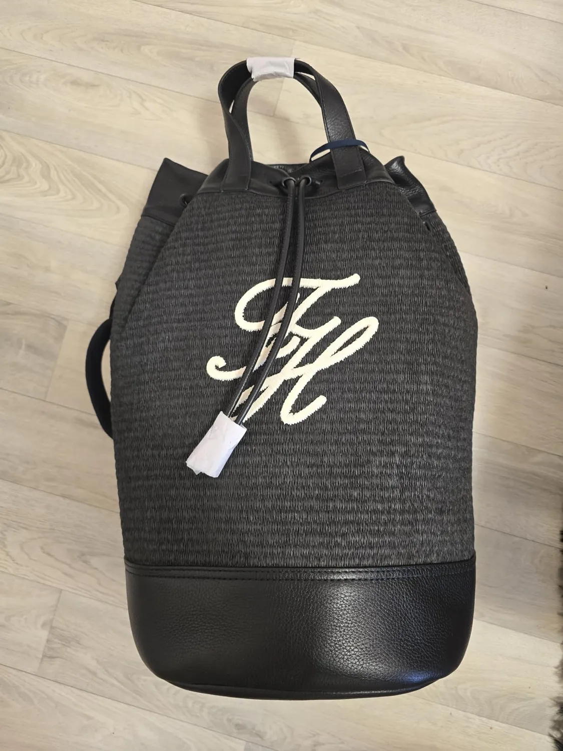 Tommy Hilfiger TH Raffia Sling AM0AM14084 borsa secchiello nero