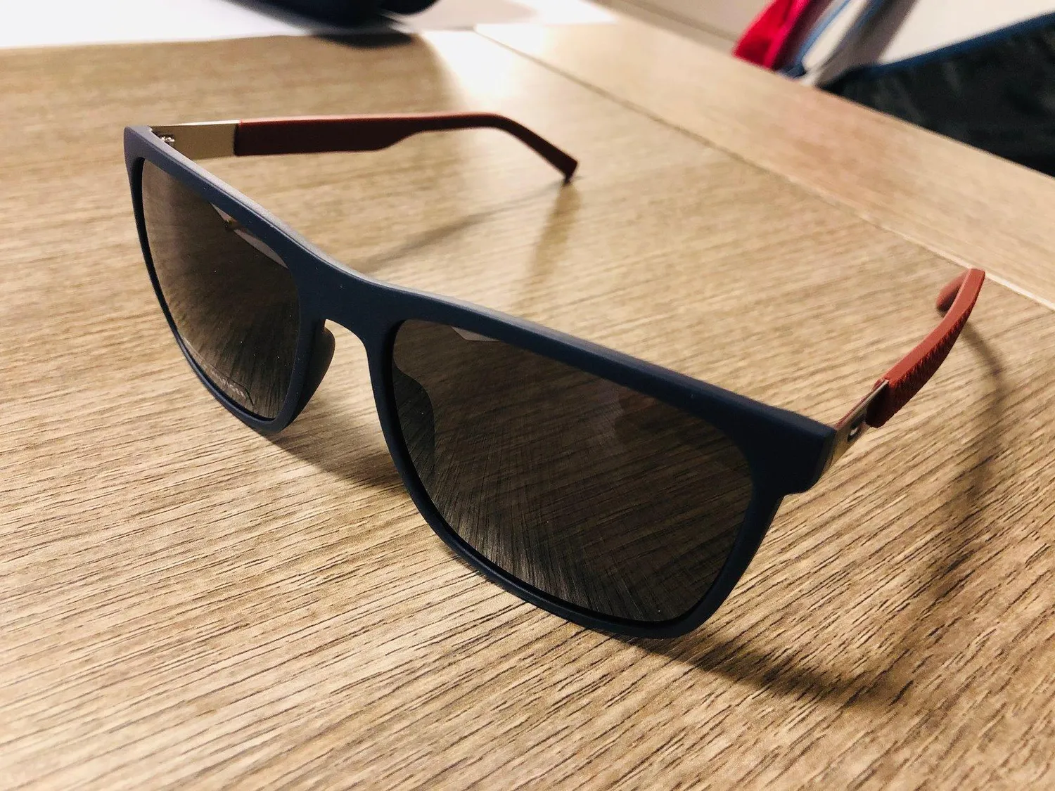 Tommy Hilfiger occhiali da sole uomo sporty scuro
